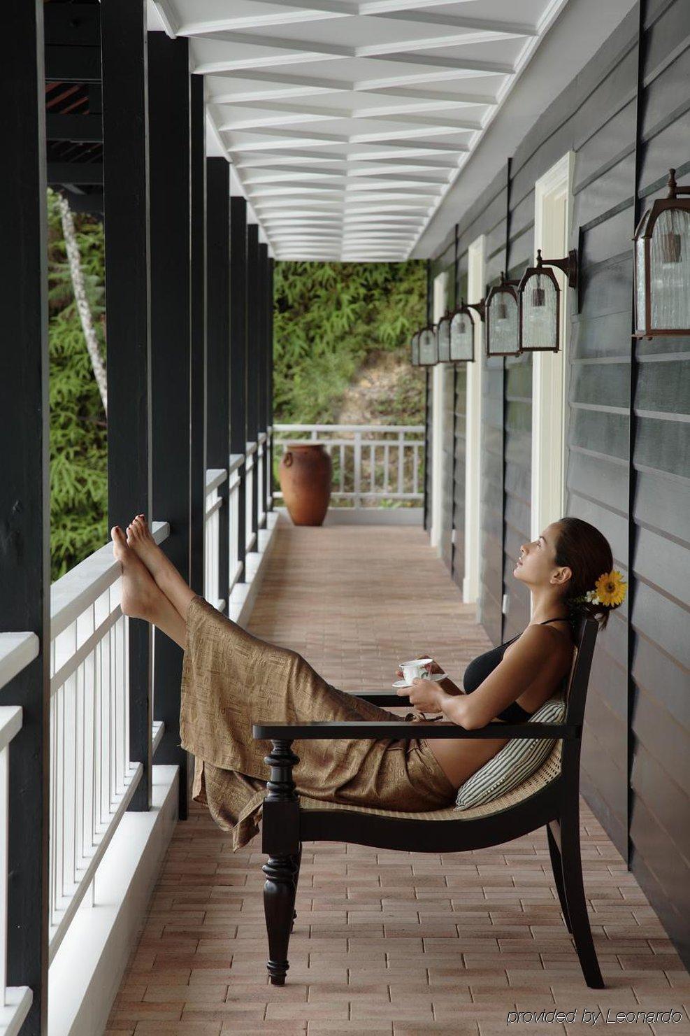 金马仑高原度假村酒店 便利设施 照片 A woman relaxing on a balcony