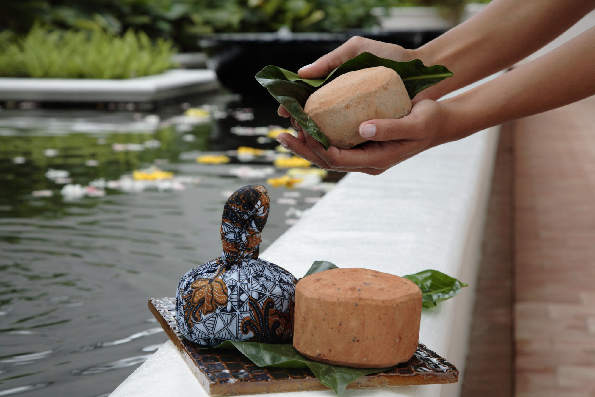 金马仑高原度假村酒店 外观 照片 A woman holding a duck and a coconut